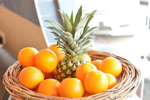 pomeranče s ananasem