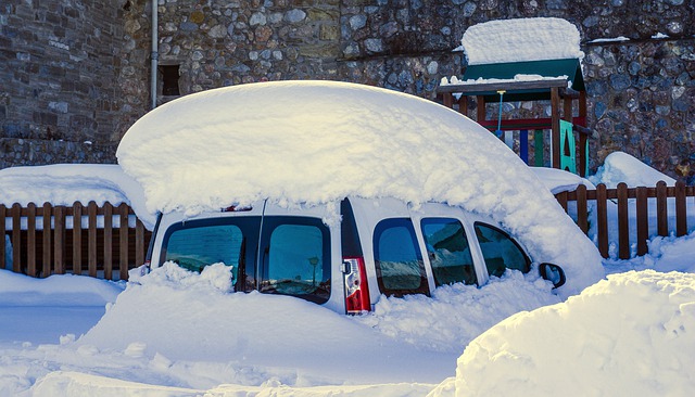 auto pod sněhem